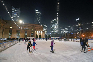 Lodowisko-pod-Palacem-Kultury-i-Nauki-Warszawa-04